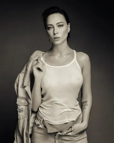 brunette-female-jeans-12