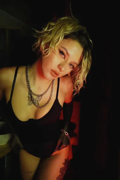 eye-contact-glamour-model-model