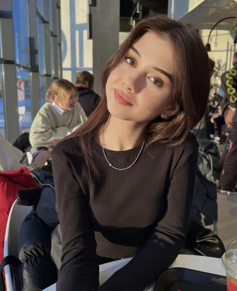 brunette-brown-eyes-beautiful-39