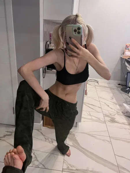 blonde-braless-feet