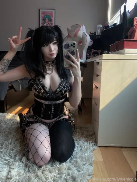 bangs-choker-corset