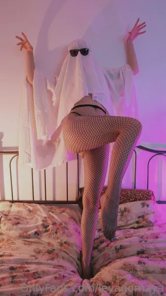 amateur-bed-cosplay