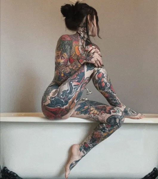 brunette-body-bathtub