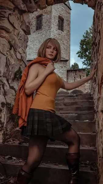 blonde-boots-brown-eyes