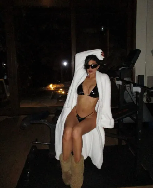 brunette-bikini-boots-2