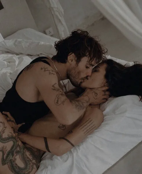 bed-couple-kissing
