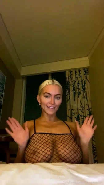 big-tits-blue-eyes-eye-contact-3