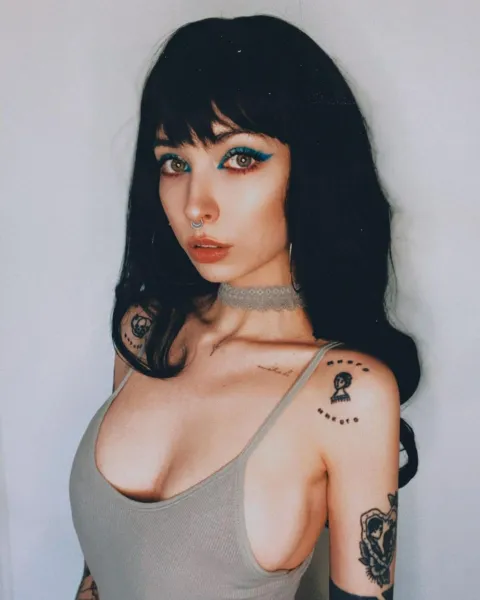blue-eyes-bangs-choker