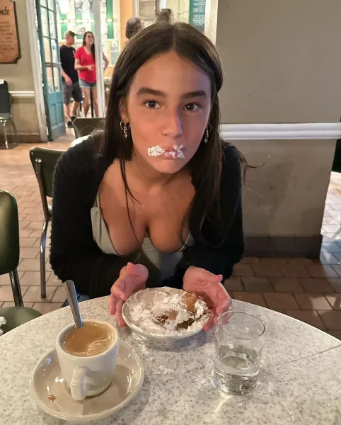 big-tits-cleavage-downblouse