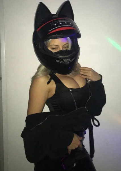 babe-busty-cute-3