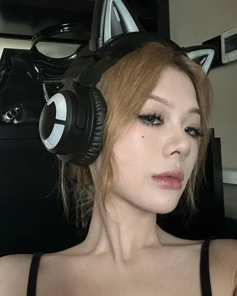 amateur-babe-braless-10