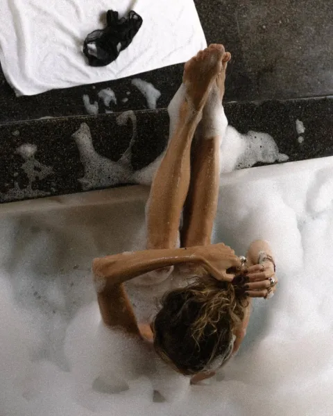 bathtub-bath-feet-8