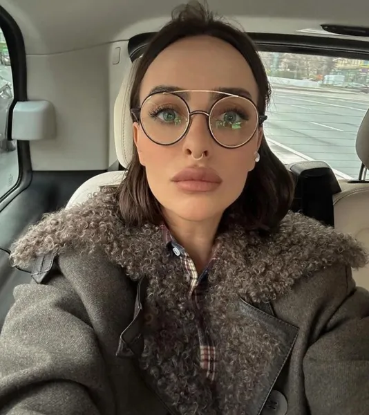 brunette-brown-eyes-car-2