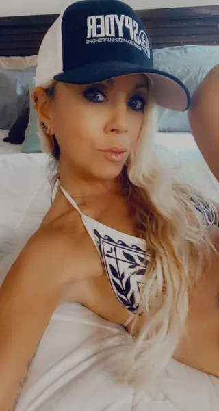blonde-selfie-swimsuit