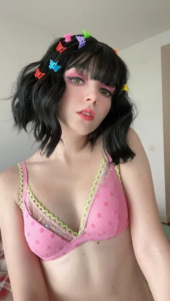 brunette-bra-bangs-4