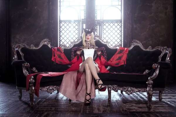 blonde-corset-dress