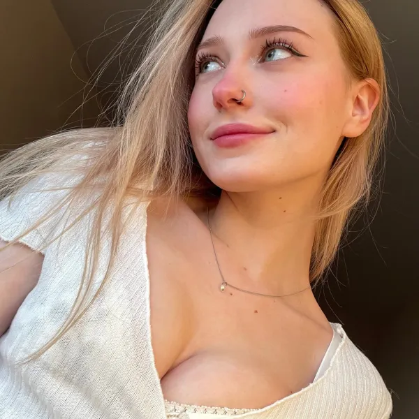 blonde-babe-blue-eyes-10