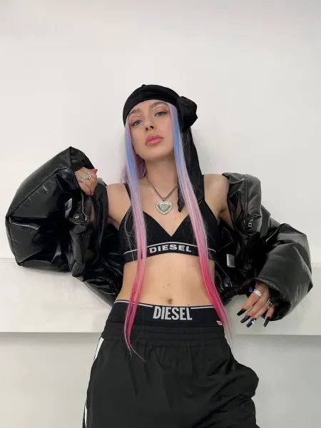 blue-hair-long-hair-makeup-2