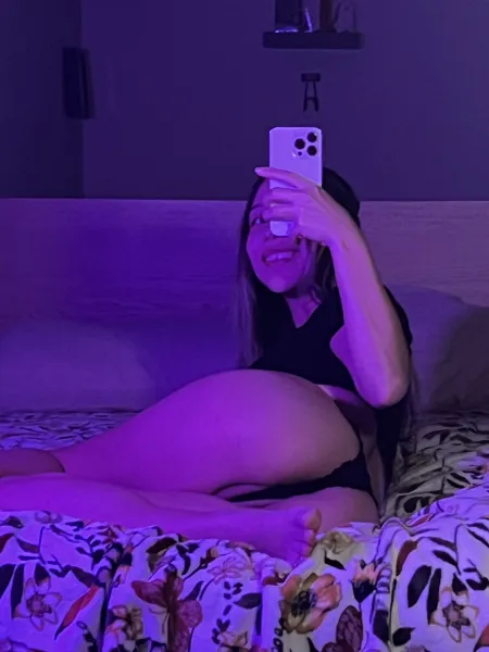 bed-feet-long-hair