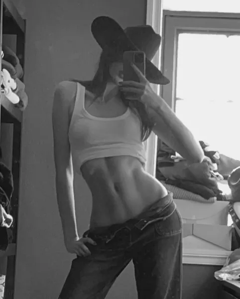 abs-belly-button-braless