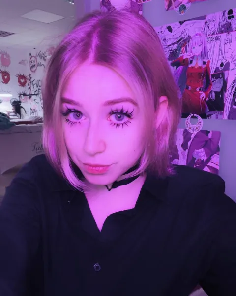 alt-blonde-close-up