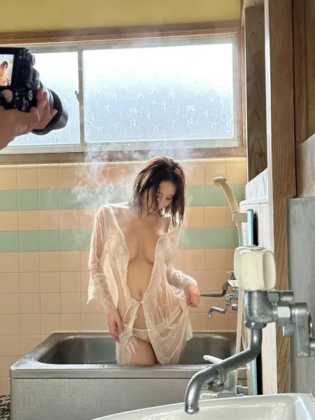 asian-actress-bathtub