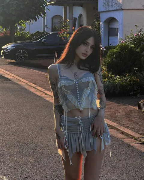 alt-brunette-babe-4