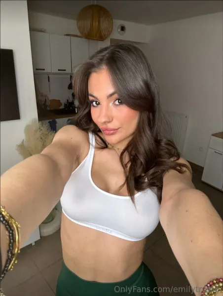 bra-brown-eyes-cleavage-3