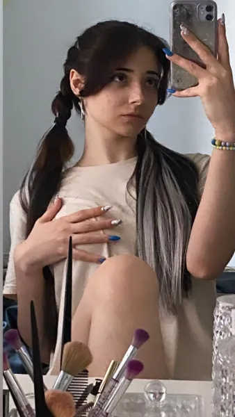 amateur-babe-braless-3