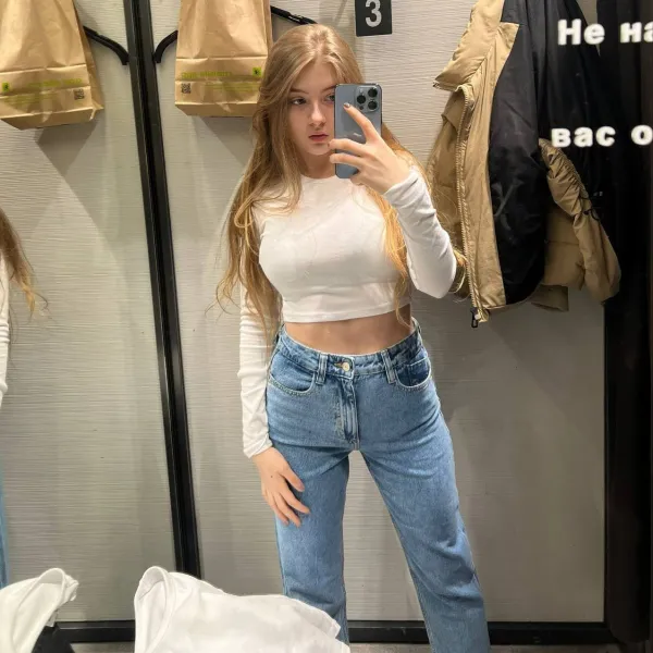 fit-fitting-room-jeans